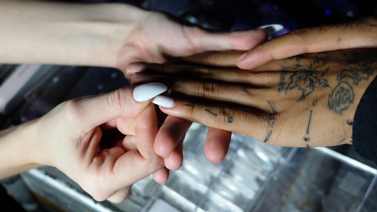 Manicure cuidando das unhas de uma cliente